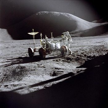 Alunizaje falso de Apolo 15, foto de la
                        NASA no. AS15-86-11603 mostrando el
                        "astronauta" Irwin con el "carro
                        lunar" Rover en la llanura, y una montaa
                        al fondo, y vapor