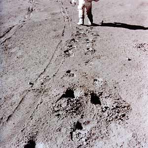 Alunizaje falso de Apolo 15, foto de la NASA
                      no. AS15-86-11655: Hay huellas de ruedas, y hay
                      pisadas con el "astronauta" Irwin
                      caminando en la falsa direccin