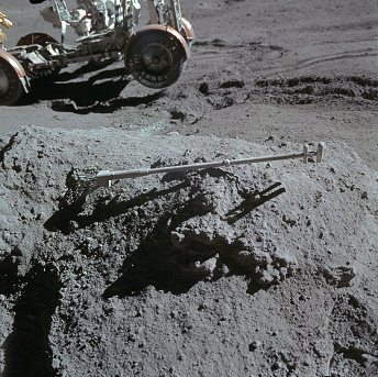 Alunizaje falso de Apolo 15, foto de la
                        NASA no. AS15-86-11658: El "carro
                        lunar" est en un pendiente con su parte
                        trasera en el aire. El astronauta Irwin de pie
                        (ocultado) para el "carro lunar".