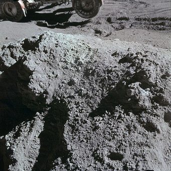 Alunizaje falso de Apolo 15, foto de la
                        NASA no. AS15-86-11660: El "carro
                        lunar" todava est en el pendiente con su
                        parte trasero en el aire. El
                        "astronauta" Scott (que tom las
                        fotos) recogi su hierramiento y la piedra al
                        primer plano est sin nada.