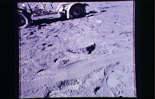 Alunizaje falso de Apolo 15, foto de la
                        NASA no. AS15-88-11875. La NASA presenta la foto
                        con el "carro lunar" de manera
                        distorsionada con ruedas que no son redondo.