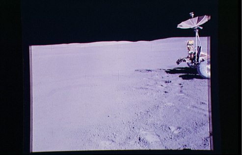 Alunizaje falso de Apolo 15, foto de la
                        NASA no. AS15-88-11899. La NASA presenta la foto
                        con el "carro lunar" de manera
                        distorsionada con ruedas que no son redondo.