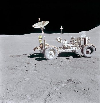 Alunizaje falso de Apolo 15, foto de la
                        NASA no. AS15-88-11901: El "carro
                        lunar" est aparcado, pero faltan las
                        huellas de ruedas