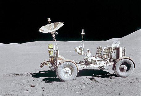 Alunizaje falso de Apolo 15, foto de la
                            NASA no. AS15-88-11901: El "carro
                            lunar" aparcado sin huellas de ruedas,
                            primer plano