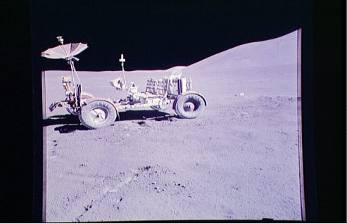 Alunizaje falso de Apolo 15, foto de la
                        NASA no. AS15-88-11902. La NASA presenta la foto
                        con el "carro lunar" de manera
                        distorsionada con ruedas que no son redondo.