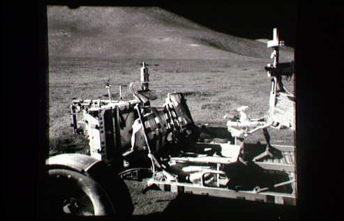 Alunizaje falso de Apolo 15, foto de la
                        NASA no. AS15-92-12434: Los asientos del
                        "carro lunar" en la llanura