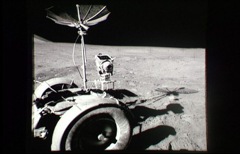 Alunizaje falso de Apolo 15, foto de la
                        NASA no. AS15-92-12437: La cmara de tele del
                        "carro lunar" en la llanura.