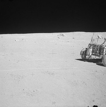 Apolo 16 falso, foto de la NASA no.
                            AS16-106-17389: La foto muestra la parte
                            trasera del "carro lunar", pero
                            solo hay dos en lugar de cuatro huellas de
                            ruedas