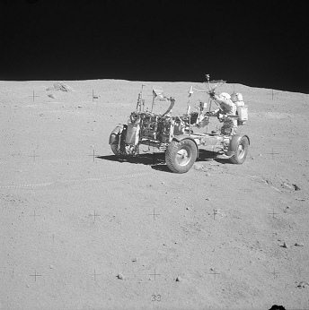 Apolo 16 falso, foto de la NASA no.
                            AS16-106-17390: El "carro lunar"
                            solo tiene dos huellas de ruedas, y entre
                            las ruedas delanteras y las ruedas de atrs
                            no hay ninguna huella de ruedas.