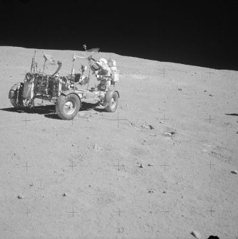 Apolo 16 falso, foto de la NASA no.
                            AS16-106-17391: El "astronauta"
                            John Young con el "carro lunar"
                            con solo dos huellas de ruedas, y entre las
                            ruedas delanteras y las ruedas de atrs no
                            hay ninguna huella de rueda.