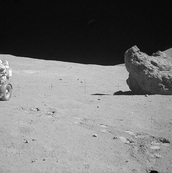 Apolo 16 falso, foto de la NASA no.
                            AS16-106-17392: La rueda de atrs del lado
                            izquierdo del "carro lunar" est
                            sin huella de rueda. Hay un roque al lado
                            derecho.