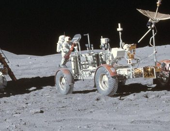 Apolo 16 falso, foto de la NASA no.
                                AS16-106-17436: El "carro
                                lunar" con el "mdulo
                                lunar" sin huellas de ruedas,
                                primer plano