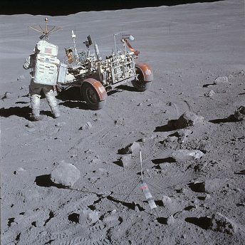 Apolo 16 falso, foto de la NASA no.
                            AS16-107-17446: El "astronauta"
                            Young con un "carro lunar" en un
                            paisaje pedregoso, caos de sombras, foto 02