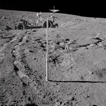 Apolo 16 falso, foto de la NASA no.
                            AS16-110-17951 muestra la "estacin
                            4", el "carro lunar" en un
                            camino en el pendiente, con un caos de
                            sombras y con pisadas imposibles que tienen
                            siempre ms distancia