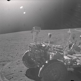 Apolo 16 falso, foto de la NASA no.
                        AS16-110-18007: El "carro lunar" est
                        sin huellas de ruedas - la NASA afirma que el
                        carro fue puesto all por los
                        "astronautas" Young y Duke - hay dos
                        soles en el cielo lunar - y hay vapor y un
                        objeto oscuro indefinido arriba