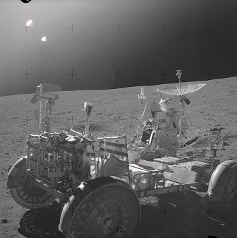 Apolo 16 falso, foto de la NASA no.
                        AS16-110-18008: El "carro lunar" est
                        sin huellas de ruedas - la NASA afirma que el
                        carro fue puesto all por los
                        "astronautas" Young y Duke - hay dos
                        soles en el cielo lunar - y hay vapor y un
                        objeto oscuro indefinido arriba