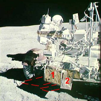 Apolo 16 falso, foto de la NASA no.
                        AS16-114-18453: El frente del "vehculo
                        lunar" Rover (LRV), el
                        "astronauta" Duke limpiando asientos.