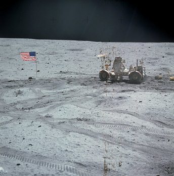 Apolo 16 falso,
                        foto de la NASA no. AS16-116-18576: El
                        "astronauta" Young con el
                        "vehculo lunar" Rover (LRV): Al lado
                        izquierdo hay una bandera con una sombra falsa -
                        el "astronauta" est en la contraluz y
                        es demasiado claro - y hay huellas de ruedas de
                        solo una rueda. Adems la foto es demasiado
                        oscuro. Y hay restos de adhesivos en la foto
                        como parece...