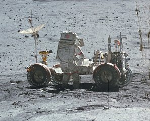 Apolo 16 falso, foto de la NASA
                                    no. AS16-116-18577: El
                                    "astronauta" Young con el
                                    "vehculo lunar" Rover
                                    (LRV): Las sombras de las antenas
                                    del "carro lunar" faltan.