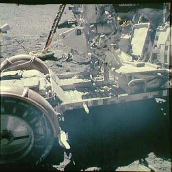 Apolo 16 falso, foto de la NASA no.
                        AS16-116-18709: Primer plano del "vehculo
                        lunar" Rover (LRV): Los lados de sombra son
                        demasiado claro, y en la mitad de la foto hay
                        vapor o es una falta de lente o de la pelcula.