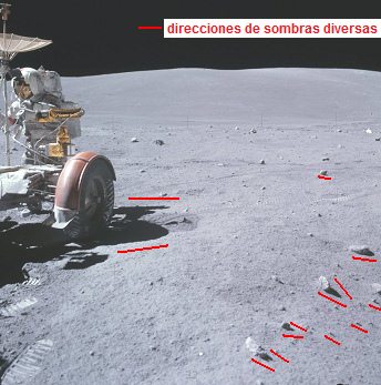 Apolo 16 falso, foto de la NASA no.
                        AS16-117-18819: El astronauta Young con el
                        "vehculo lunar" Rover (LRV), caos de
                        sombras