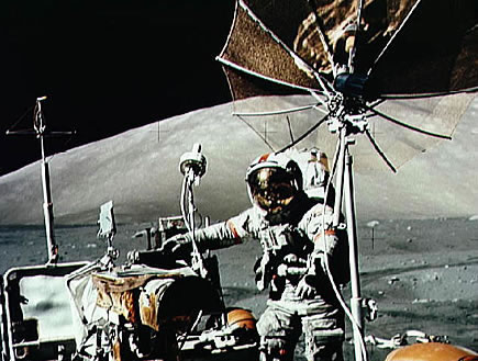 Apolo 17
                        falso: Cernan entrando el "carro
                        lunar"