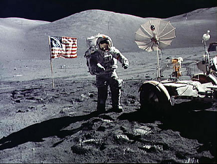 Apolo 17
                        falso: el "astronauta" Cernan con el
                        "carro lunar" al lado derecho - y con
                        una bandera sin sombra al lado izquierdo