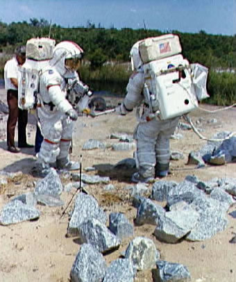 Apolo 17 entrenamiento:
                        Dos astronautas en un superficie lunar simulado
                        con piedras