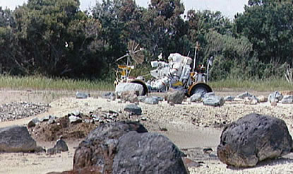 Apolo 17 entrenamiento: superficies lunares
                        diversos simulados y el carro lunar al fondo