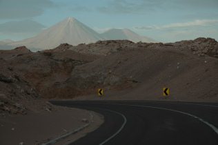 Desierto de Atacama (21): curva
                                  de la pista con el volcán San Pedro de
                                  Atacama [26]
