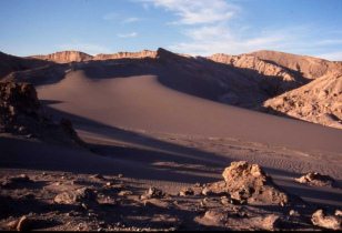 Valle de la Luna (06): pendientes
                                de desierto, picos [43]