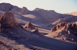 Valle de la Luna (07): rocalla,
                                pendientes de desierto, picos [44]