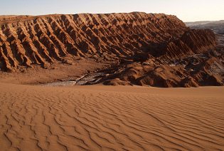 Valle de la Luna (24): llanura de
                                  desierto y la cordillera con surcos
                                  como una catedral de piedra [61]