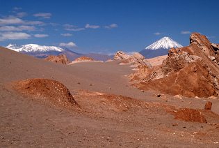 Valle de la Luna (27): puerto en el
                                desierto con formaciones de piedras,
                                volcn al fondo [64]