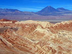 Valle de la Muerte (05):
                                cordilleras y volcn al fondo [72]