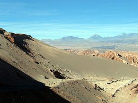 Valle de la Muerte (06): pendiente
                                de desierto con formación de piedras
                                [73]