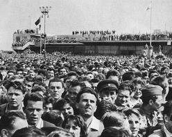 Gagarin in Prague: Faces of the
                            spectators, close-up.