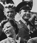 Gagarin in Prag: Prag unter Zuschauern
                          mit Frauen