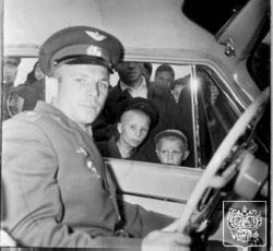 Gagarin-Kult: Gagarin in einem Auto
                        Volga M21
