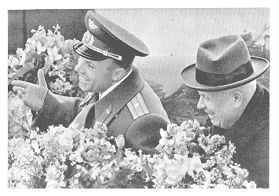 Gagarin: "Le Chemin" (09),
                          Fallschirmspringer Gagarin steht mit
                          Chruschtschow mit Blumen da