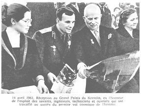 Gagarin: "Le Chemin" (13):
                          Empfang des Fallschirmspringers Gagarin im
                          Kreml (01) "im Namen der Wissenschaftler,
                          Techniker und Arbeiter, die zu diesem ersten
                          Weltraumflug eines Menschen beigetragen
                          haben"