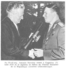 Fallschirmspringer Gagarin
                                  bekommt in Prag den Orden "Held
                                  der sozialistischen Arbeit der
                                  sozialistischen Republik der
                                  CSSR" von Antonin Novotny