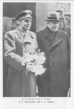 Gagarin-Faltprospekt (10): Gagarin
                                und Chruschtschow stehend