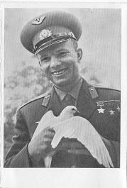 Gagarin-Faltprospekt (15), der
                                Fallschirmspringer Gagarin mit
                                Friedenstaube