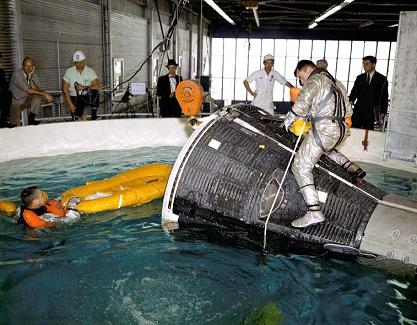 Training der Wasserung der Mercury-Kapsel in
                      einem Hallenbad, Foto-Nr.: s65-10157.