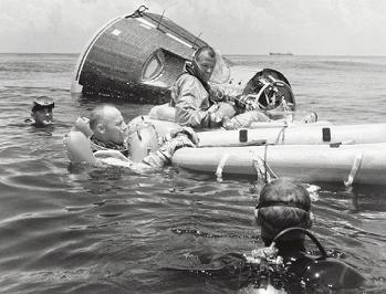 Training der Wasserung an einer
                      Mercury-Kapsel durch die Astronauten Conrad und
                      Cooper im offenen Wasser, Foto-Nr.: S65-39907.