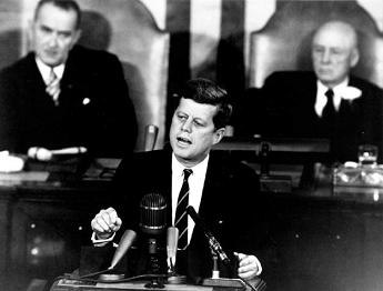 Prsident
                          J.F. Kennedy redet am 25.5.1961 vor dem
                          Kongress und gibt das "Mondlandungs-
                          programm" bekannt.