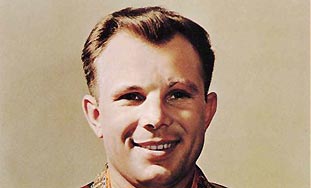 Gagarin mit sichtbar entstellter
                          linker Augenbraue. Das linke Auge sieht fortan
                          grsser aus als das rechte.