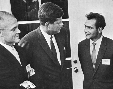 Glenn,
                          Kennedy und Titow, NASA-Foto-Nr.:
                          jfkandtitov1962.