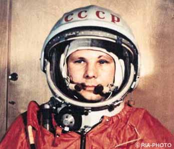 Gagarin als
                        Astronaut mit entstellter linker Augenbraue
